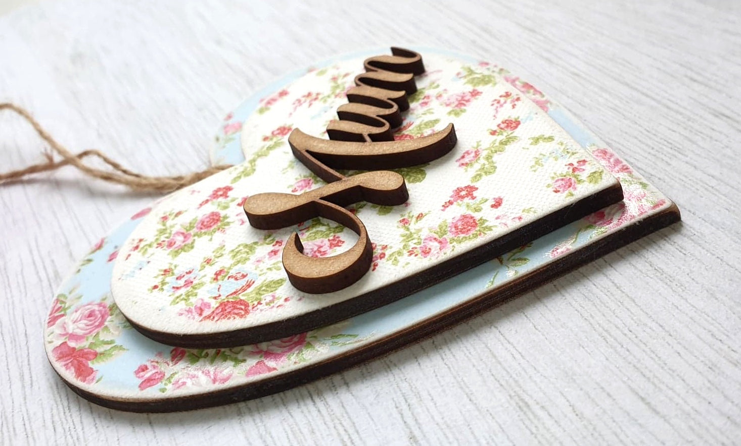 Mum - Wooden Hanging Heart Ornament, Floral Home Decor Gift Close Up